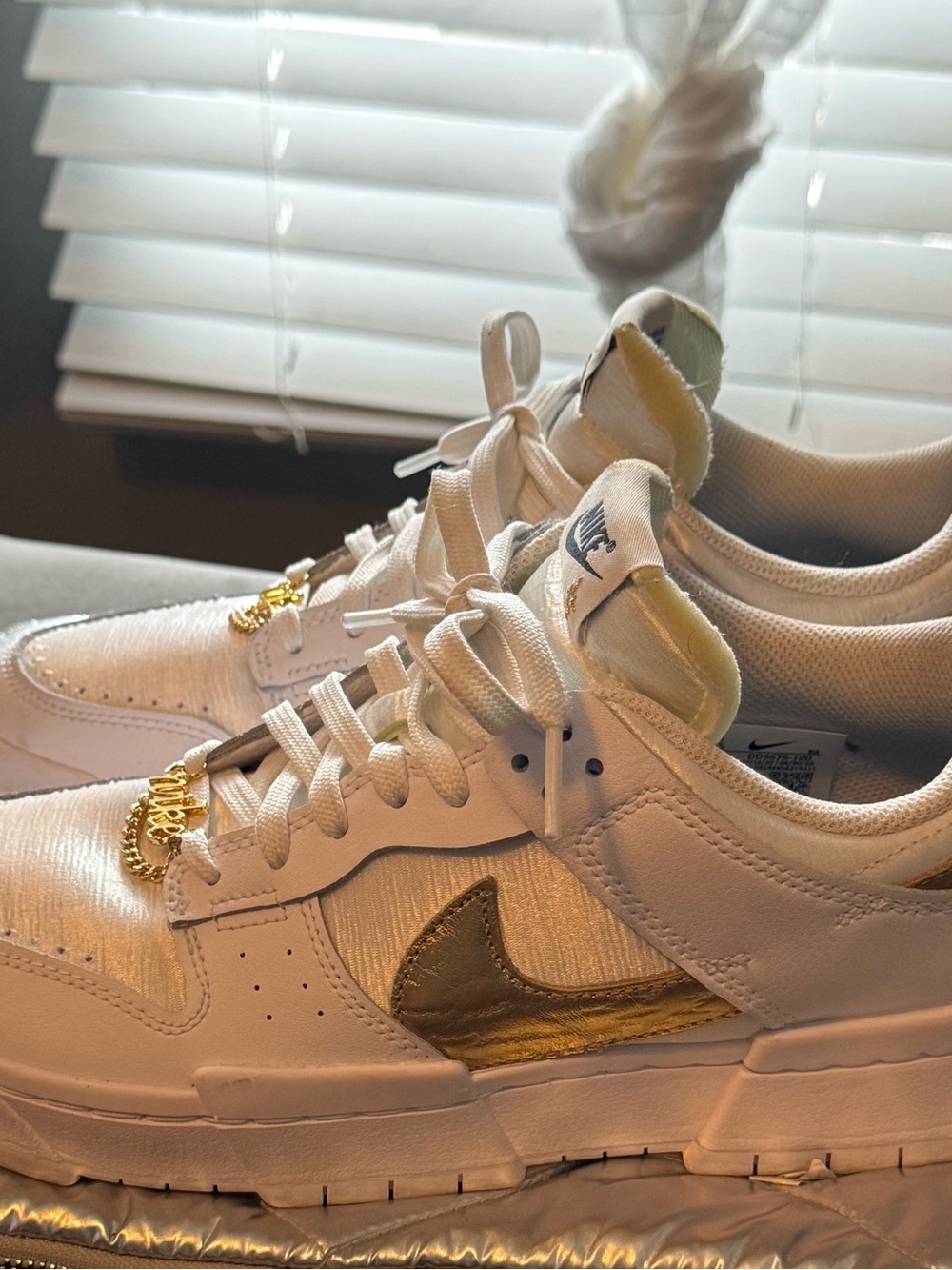 Nike White Leather Low-Top Sneakers with Gold Hardware Women’s 9.5 - Picture 4 of 11